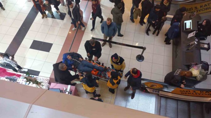 Anne Ve Kızı Alışveriş Merkezinde Yürüyen Merdivenden Düştü