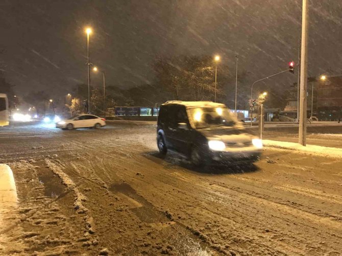 Konya’da Kar Yağışından Okullar Tatil Oldu, Yollar Ulaşıma Kapandı