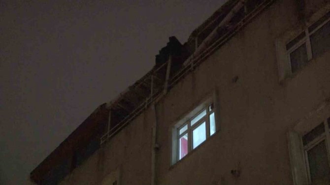Küçükçekmece’de Çatı Kaplaması Uçtu, 2 Araç Hasar Aldı