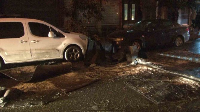Küçükçekmece’de Çatı Kaplaması Uçtu, 2 Araç Hasar Aldı