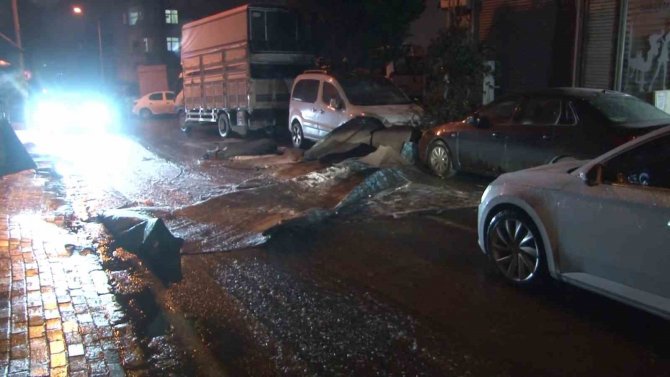 Küçükçekmece’de Çatı Kaplaması Uçtu, 2 Araç Hasar Aldı