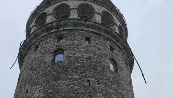 Galata Kulesi’ndeki Demirler Rüzgardan Hasar Gördü
