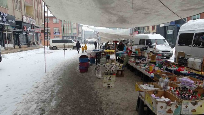 Kar Nedeniyle Müşteri Bulamayınca Kar Topu Oynadılar