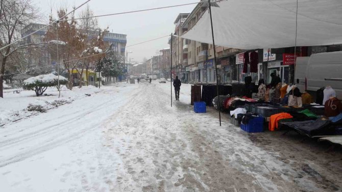 Kar Nedeniyle Müşteri Bulamayınca Kar Topu Oynadılar