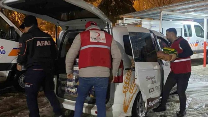 Afad Ve Kızılay, Yolda Mahsur Kalan Tır Sürücülerini Yalnız Bırakmadı