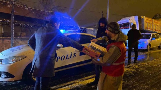 Afad Ve Kızılay, Yolda Mahsur Kalan Tır Sürücülerini Yalnız Bırakmadı