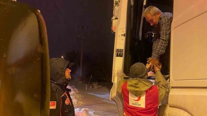 Afad Ve Kızılay, Yolda Mahsur Kalan Tır Sürücülerini Yalnız Bırakmadı