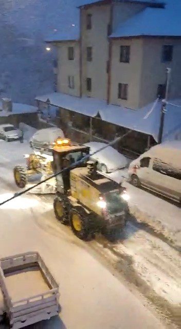 Kavaklıdere’de Kar Kalınlığı 20 Santimetreye Ulaştı