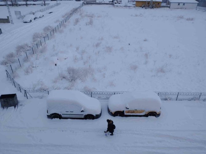 Varto’da Hayat Durdu: 72 Yerleşim Yerinin Yolu Kapandı, Okullar 2 Gün Tatil Edildi