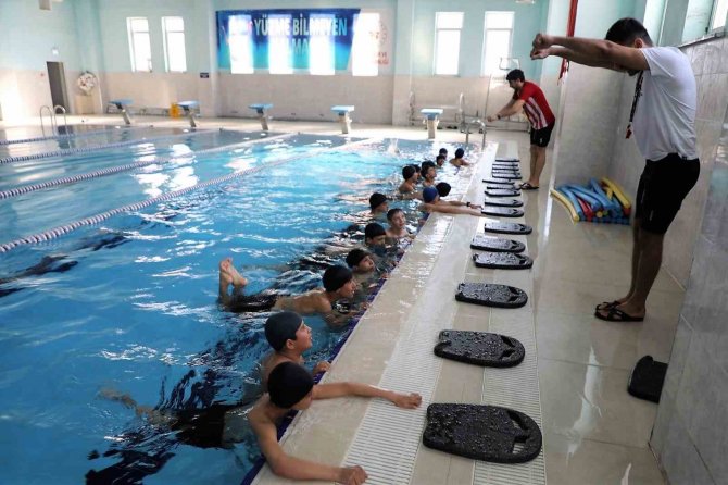 Patnos Yüzme Havuzu’nda İlk Kulaçlar Atıldı