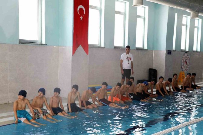 Patnos Yüzme Havuzu’nda İlk Kulaçlar Atıldı