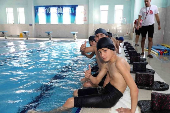 Patnos Yüzme Havuzu’nda İlk Kulaçlar Atıldı