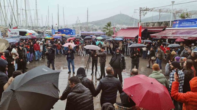 Sağanak Yağış Altında Saatlerce Horon Oynadılar