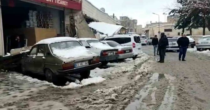 Şanlıurfa’da Çöken Tentenin Altında Kalan Araçlar Hasar Gördü