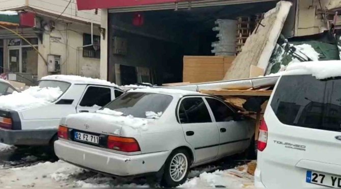 Şanlıurfa’da Çöken Tentenin Altında Kalan Araçlar Hasar Gördü