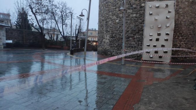 Galata Kulesi’ndeki Demirler Rüzgardan Hasar Gördü