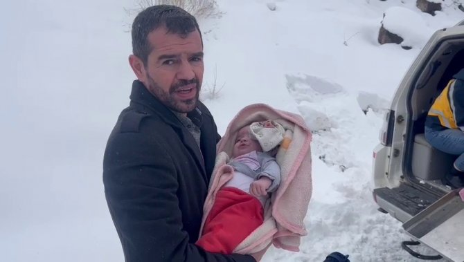 Ekipler Köyde Rahatsızlanan Rumeysa Ve Melisa Kardeşler İçin Seferber Oldu