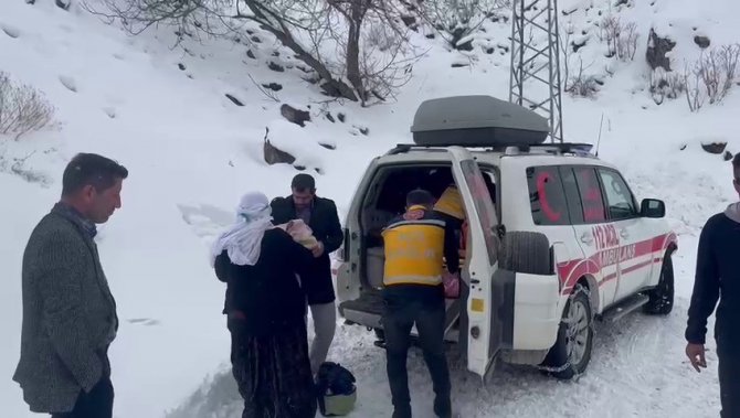 Ekipler Köyde Rahatsızlanan Rumeysa Ve Melisa Kardeşler İçin Seferber Oldu