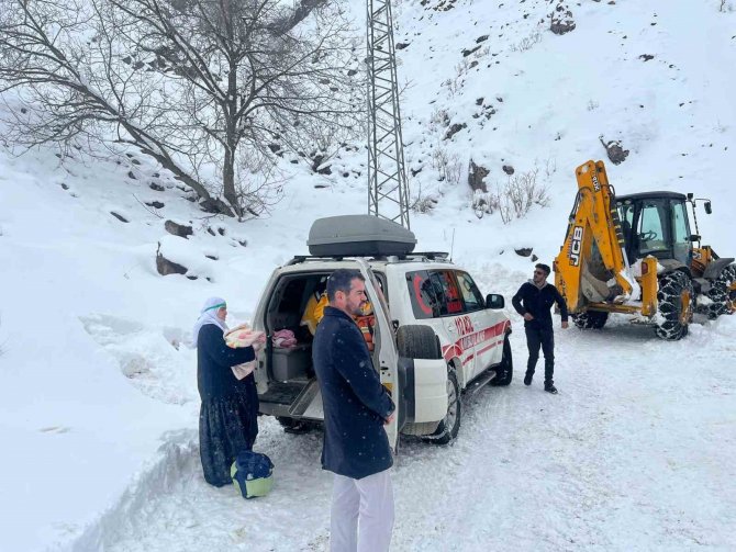 Ekipler Köyde Rahatsızlanan Rumeysa Ve Melisa Kardeşler İçin Seferber Oldu