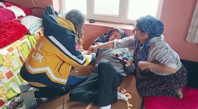 Siirt’te Hastalanan 2 Kişi Ekipler Tarafından Hastaneye Ulaştırıldı