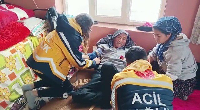 Siirt’te Hastalanan 2 Kişi Ekipler Tarafından Hastaneye Ulaştırıldı