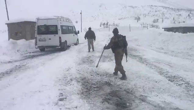 Siirt’te Kar Ve Tipide Mahsur Kalan Köy Korucuları Ve Vatandaşlar Ekiplerce Kurtarıldı