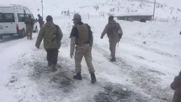 Siirt’te Kar Ve Tipide Mahsur Kalan Köy Korucuları Ve Vatandaşlar Ekiplerce Kurtarıldı