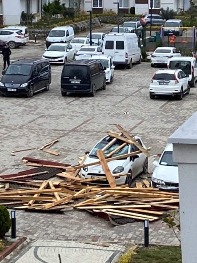 Şiddetli Rüzgar Büyükçekmece Ve Silivri’de De Etkisini Gösterdi