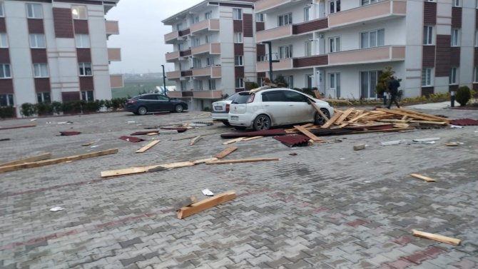 Şiddetli Rüzgar Büyükçekmece Ve Silivri’de De Etkisini Gösterdi