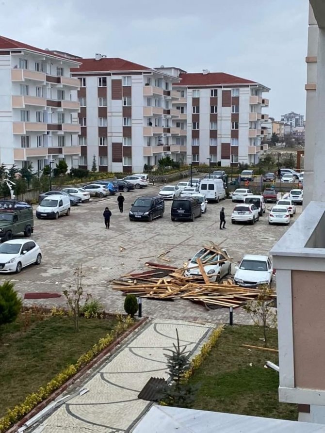 Şiddetli Rüzgar Büyükçekmece Ve Silivri’de De Etkisini Gösterdi