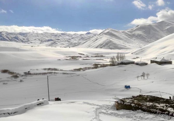 Faraşin Yaylası’nda Yaşayan Ailenin Karla Mücadelesi