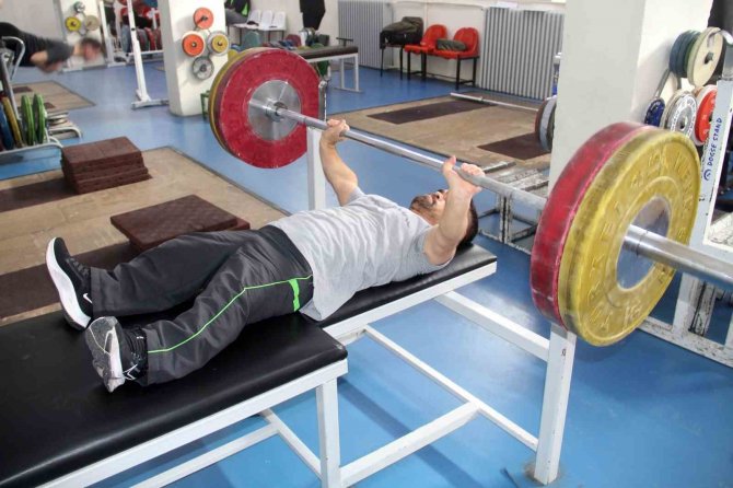 Sivaslı ‘Minik Herkül’ Gözünü Dünya Rekoruna Dikti