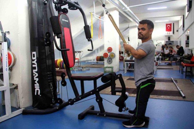 Sivaslı ‘Minik Herkül’ Gözünü Dünya Rekoruna Dikti