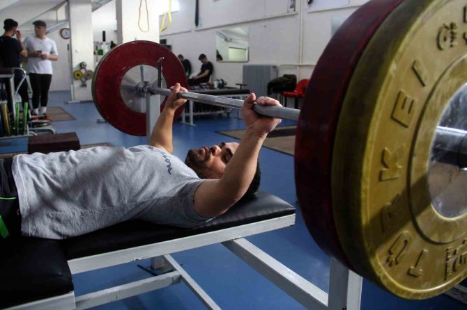 Sivaslı ‘Minik Herkül’ Gözünü Dünya Rekoruna Dikti