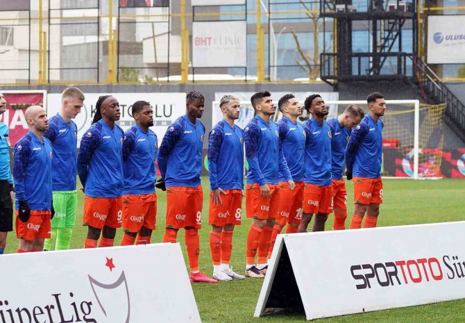 Spor Toto Süper Lig: İ̇stanbulspor: 0 - Alanyaspor: 0 (İ̇lk Yarı)