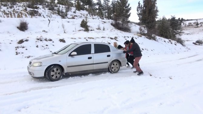 Yaylalar Karla Eşsiz Manzaraya Büründü, Kar Ve Buz Sürücülere Zor Anlar Yaşattı