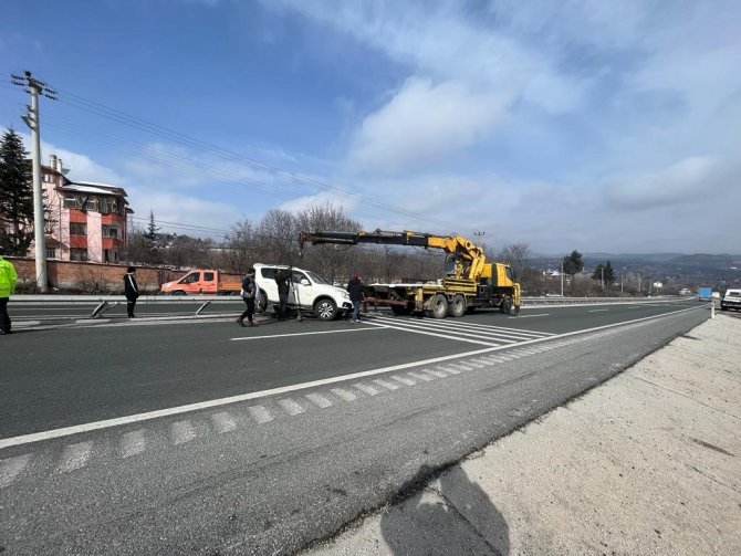 Yoldan Çıkan Cip Bariyerlere Çarptı: 2 Yaralı