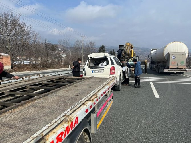Yoldan Çıkan Cip Bariyerlere Çarptı: 2 Yaralı
