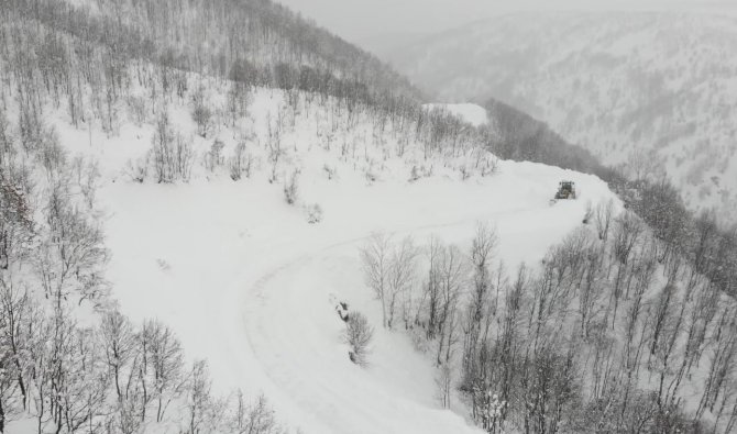 Kar Kalınlığının 2 Metreyi Aştığı Bölgede Çığ Riskine Rağmen Zorlu Çalışma