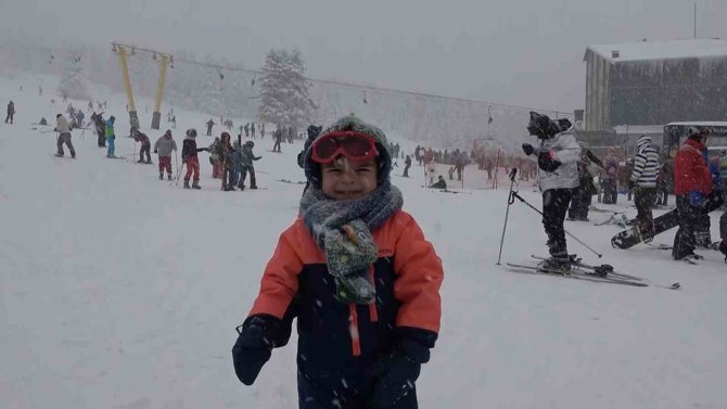 Uludağ’da Yarıyılın Son Gününde Tatilciler Karın Keyfini Çıkarttı