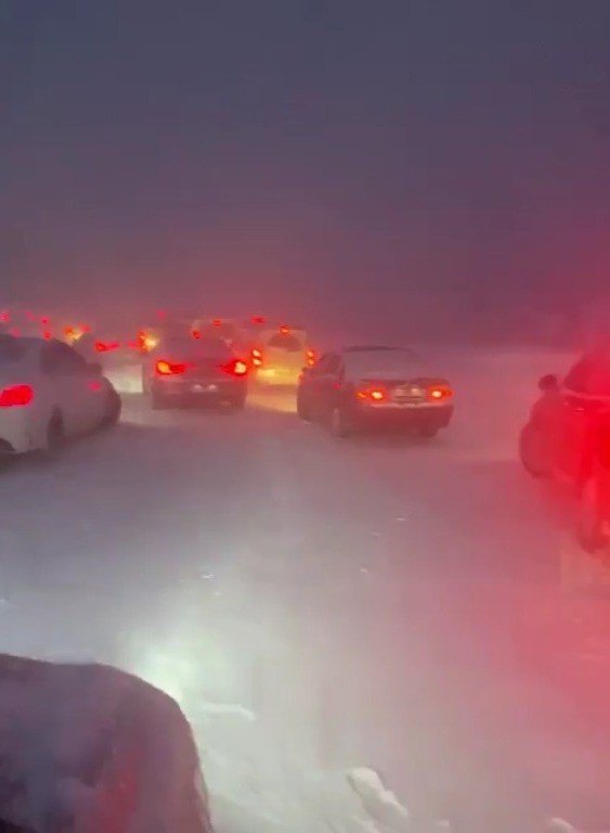 Uludağ Yolu Kapandı, 25 Kilometrelik Trafik Oluştu