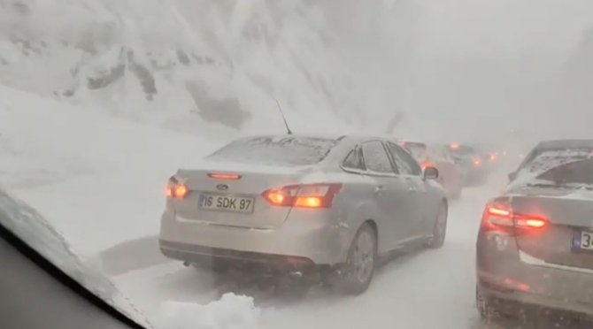 Uludağ Yolu Kapandı, 25 Kilometrelik Trafik Oluştu