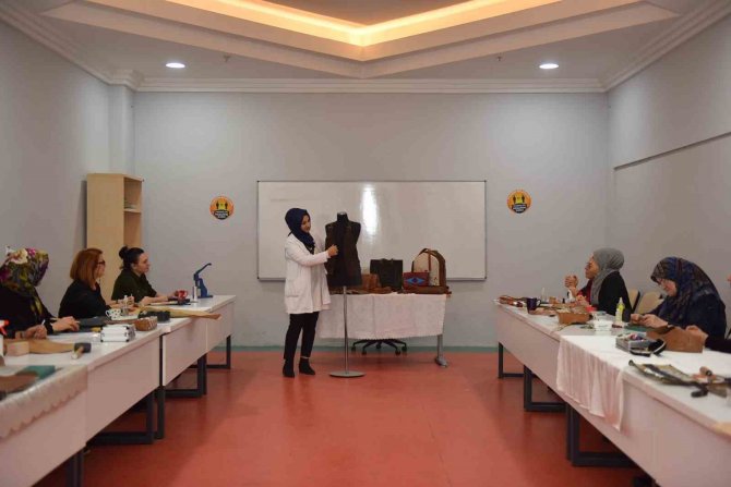 Yıldırım’da Deri Sanatının İncelikleri Öğretiliyor
