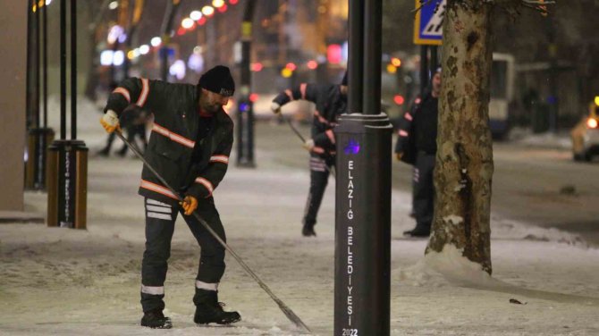Elazığ’da Cadde Ve Kaldırımlar Kardan Temizleniyor