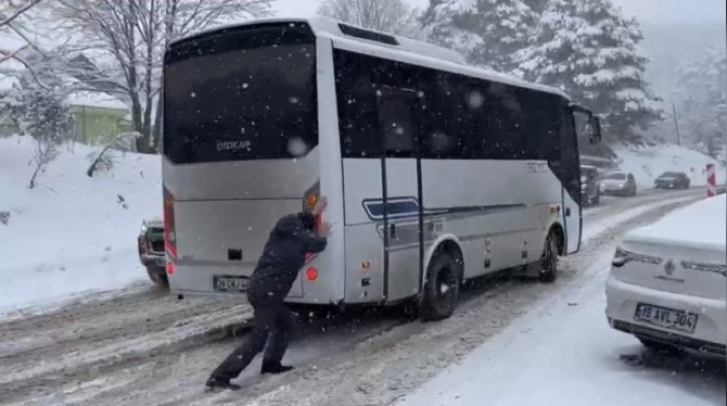 Bursa’da Şarampole Uçan Otomobilin Yardımına Otopark Görevlileri Yetişti