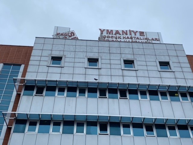 Zeytinburnu’nda Fırtına Hastanenin Tabelasını Parçalara Ayırdı