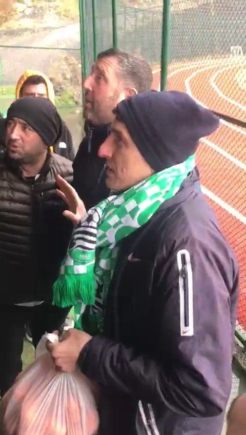 Rakip Takımın Taraftarına Mandalina İkram Ettiler