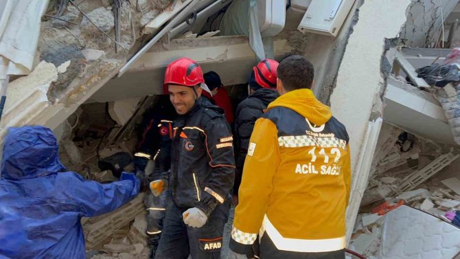 14 Yaşındaki Fatma Enkazdan 15 Saat Sonra Kurtarıldı