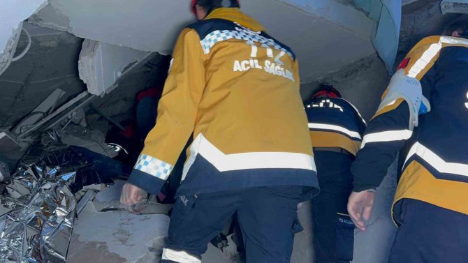 14 Yaşındaki Fatma Enkazdan 15 Saat Sonra Kurtarıldı