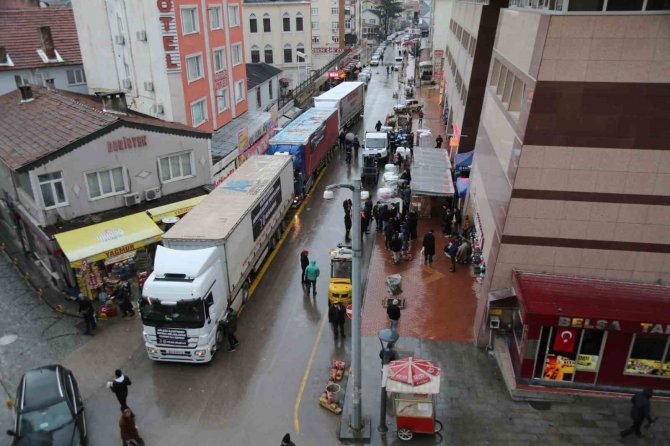 17 Ağustos Depreminin En Ağır Bilançosunu Yaşayan Gölcüklüler Depremzedelere Yardım Elini Uzattı